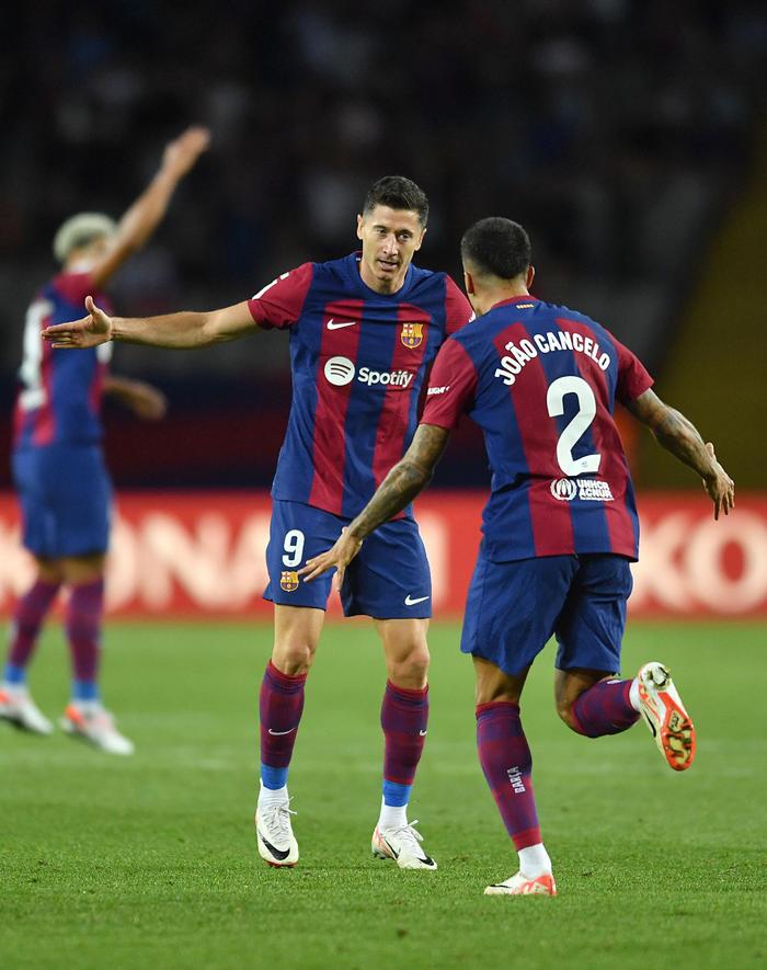 开云体育在线-西甲劲旅踏入新赛季，巴塞罗那雄心勃勃欲夺冠